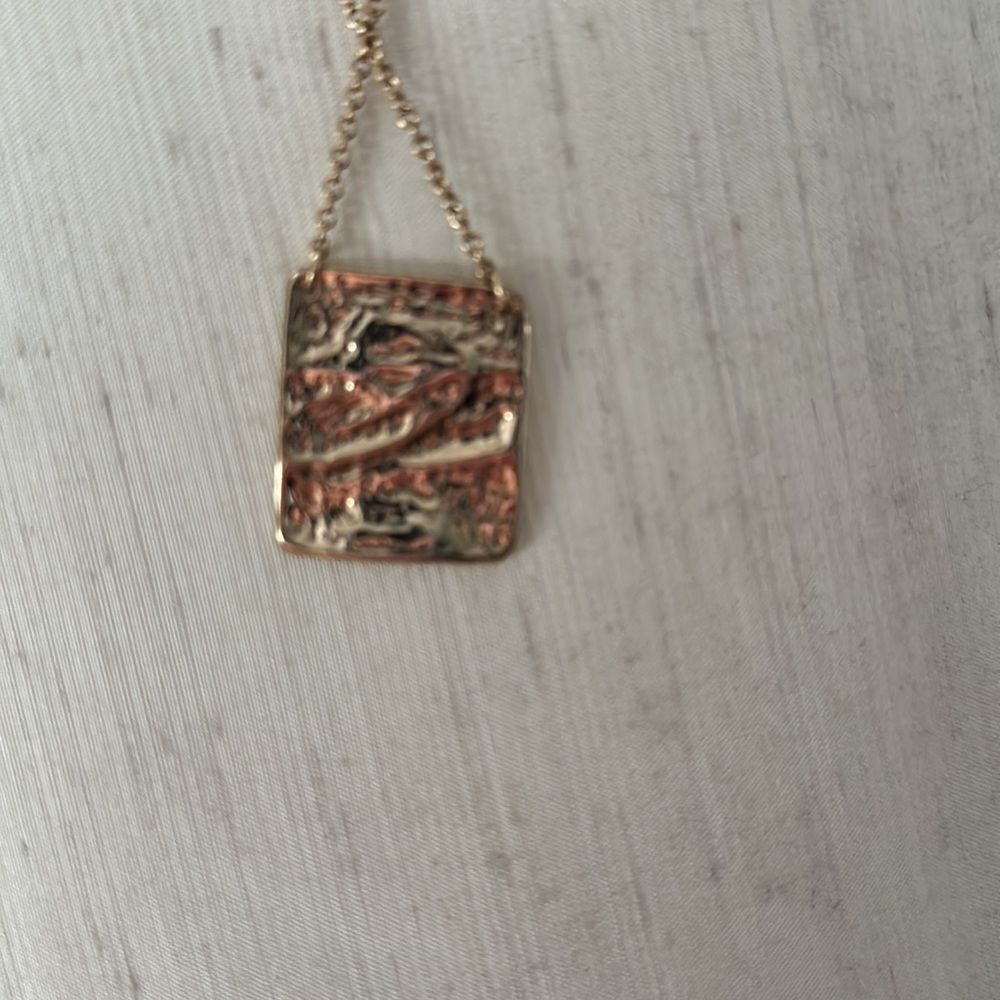 JCREW Gold rectangle hammered pendant necklace, adjustable - Picture 2 of 3